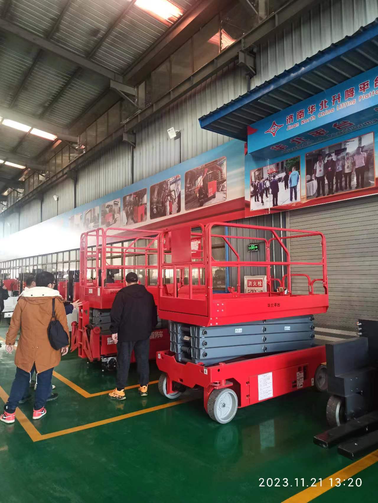 上海宝武集团订购全向行走升降平台来厂验收设备